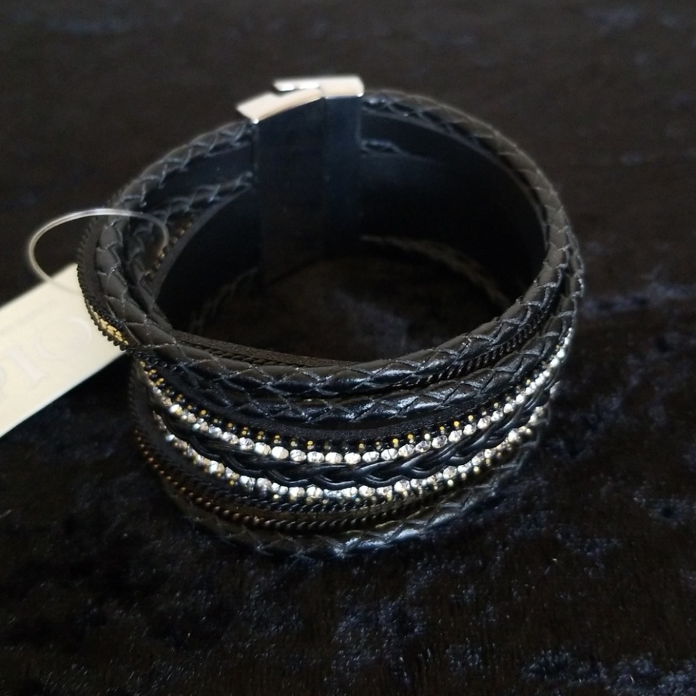 Beautifully crafted leather bracelet